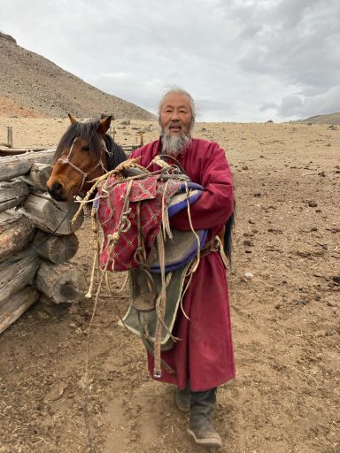 ein alter Mongole zeigt uns seinen sehr aufwendig gefertigten Sattel ein alter Mongole zeigt uns seinen sehr aufwendig gefertigten Sattel